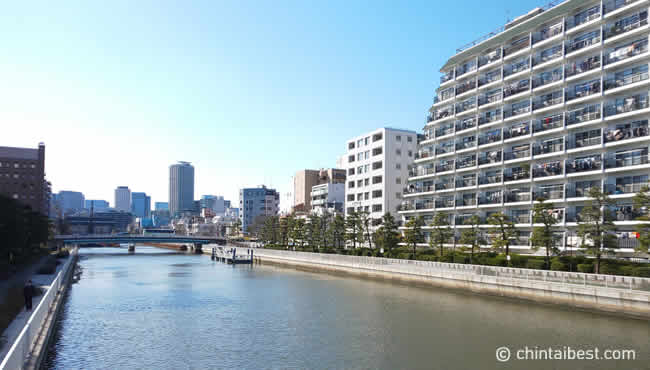 駅からすぐのところに小名木川があります。
